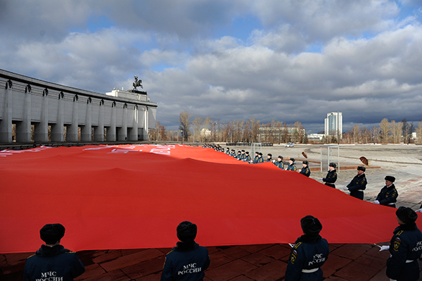 Официальная церемония демонстрации Самого большого Знамени Победы на Поклонной горе