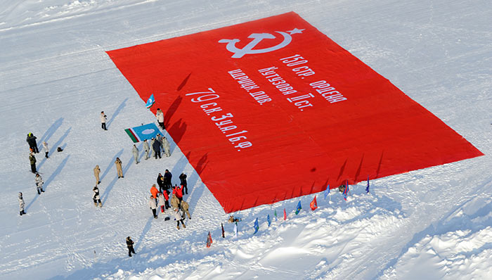 Самое большое Знамя Победы развернуто на Северном полюсе